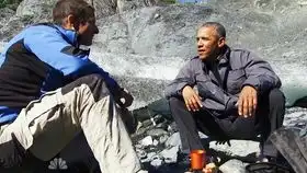 英国小哥荒野生活在树林里吃汉堡,丛林小屋的工作还在继续
