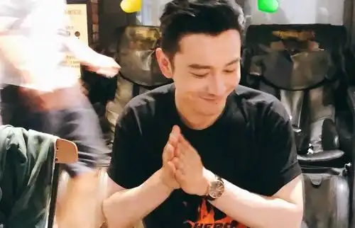 黄晓明吃饭照曝光手握馒头配清汤,1细节证明他在中餐厅反差大
