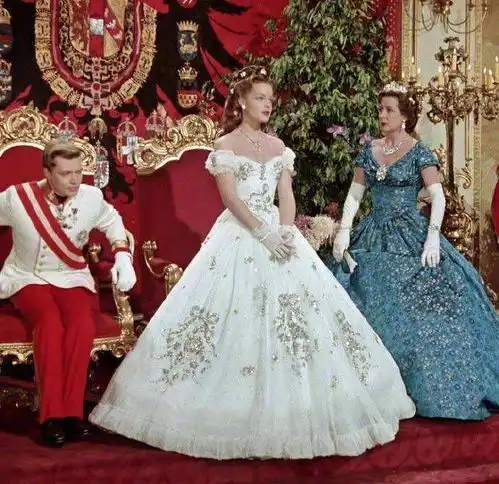 茜茜公主的后半生无止尽的婆媳撕逼大战,最后悲惨的被剌身亡