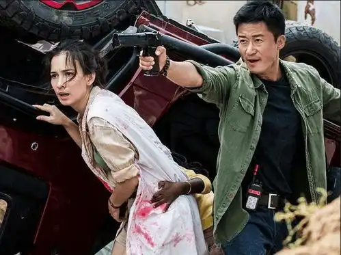 战狼2是火了,有谁注意到吴京左手大拇指断了