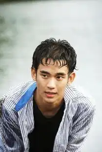 金秀贤疑似整容各时期剧照曝光看男神是如何养成的
