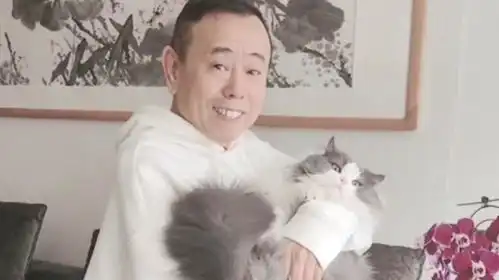潘长江辟谣全家移民美国,与女儿一唱一和,豪宅被曝光
