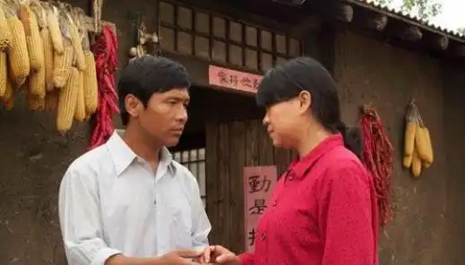 他曾是洗碗工,成名后与7年发妻离婚,转身就和女粉丝生下龙凤胎

