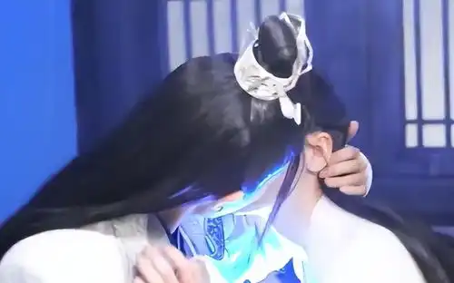 与君初相识片场聂欢跟组照顾任嘉伦,还托老公问热巴要签名