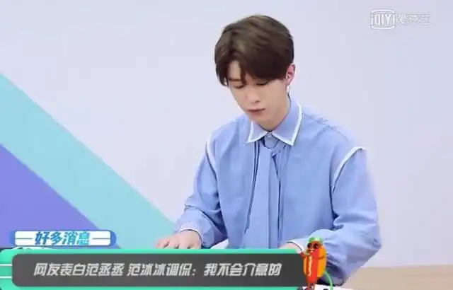 刘亦菲吃饭盯美食照片止馋显呆萌,谈判官杨幂黄子韬绝地反击