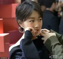 行走的表情包周冬雨咬指甲吐舌变身周三岁
