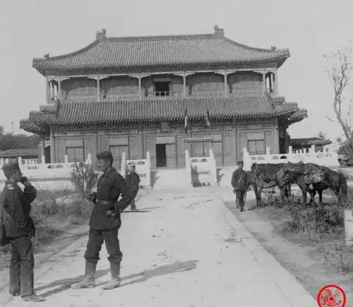 清末老照片农民在颐和园放羊,车夫在午门外拉客
