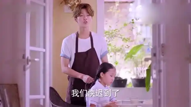 鹿晗太暖了甜蜜暴击明天为弟妹做早餐,温柔地帮妹妹扎辫子