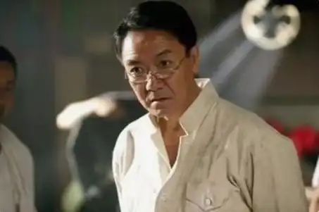 亮剑让他一夜而红,成名后抛妻弃子娶娇妻,今61岁过得怎样
