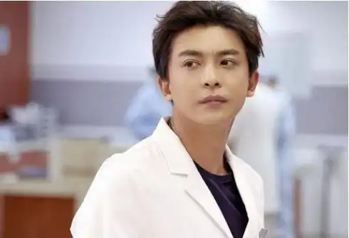 爱情公寓十年,陈赫成大腕,娄艺潇作品不断,而她在国际走红