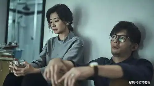 贾静雯晒三女儿合影,46岁和女儿似姐妹,爱情滋润幸福掩饰不住
