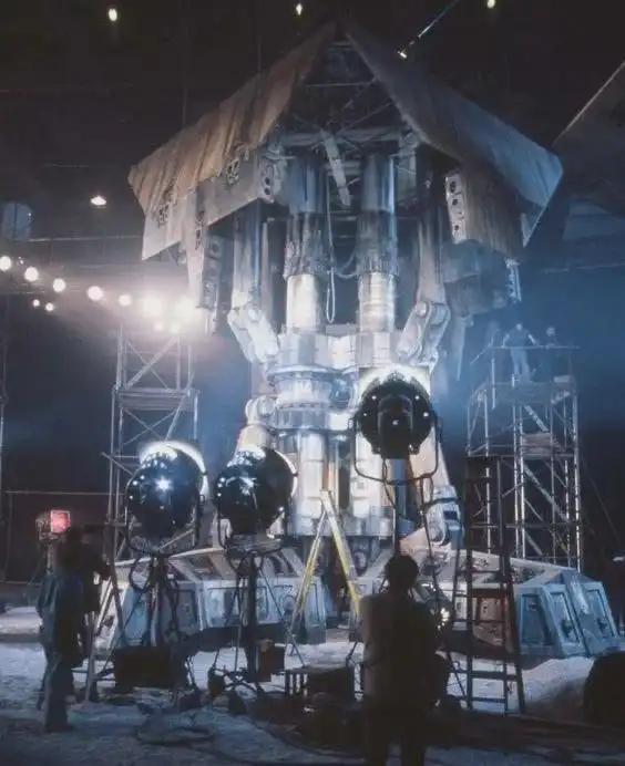 25组经典电影幕后揭秘照,不用特效,也能拍出吊炸天的电影
