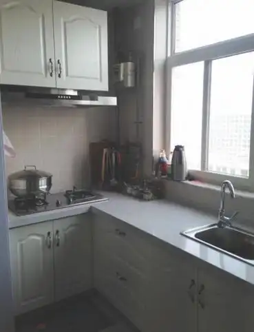 花51万买了个28平的房子,没有卧室,一家人挨着屋顶睡觉
