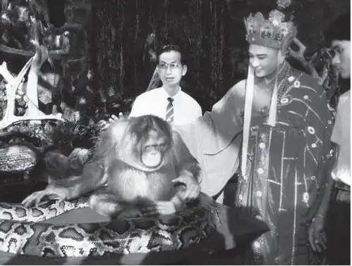 1982版西游记,罕见幕后剧照,猪八戒与孙悟空坐上了摇摇车
