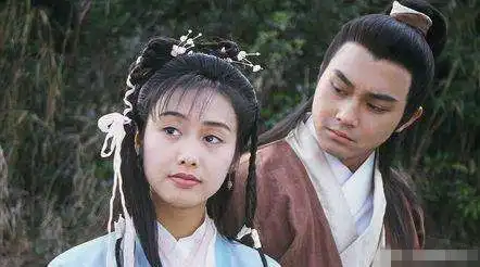 47岁朱茵照片里竟满头白发皱纹横生,原来是因为这个
