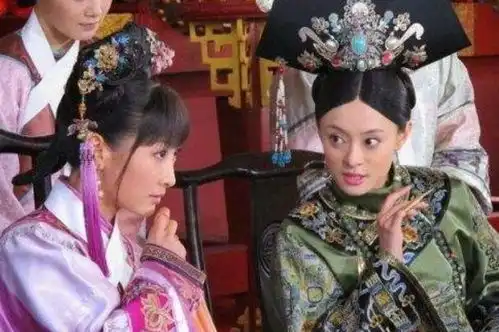 甄嬛传皇后侄女,推开胧月的那一刻,谁留意到甄嬛的表情了