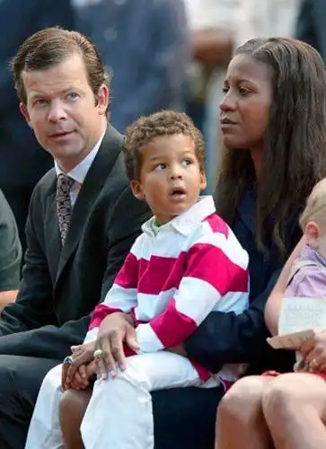 办时装品牌,颜值低衣品还很土,欧洲首位黑人王妃凭啥拿下王子