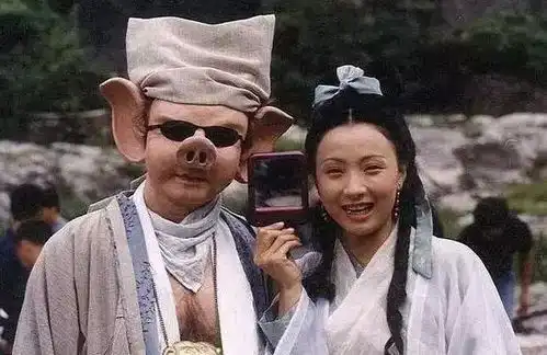 于和伟开徐峥光头玩笑惹网友不满,徐峥小举动为其解围展现高情商
