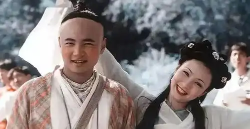 徐峥崇洋媚外胖到认不出穿美国国旗游上海,衣品前卫又时尚