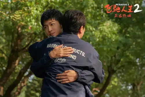 电影飞驰人生2发布不留遗憾特别番外为沈腾及辛地车队宣告冠军荣耀也祝愿每个人的人生赛道一路飞驰
