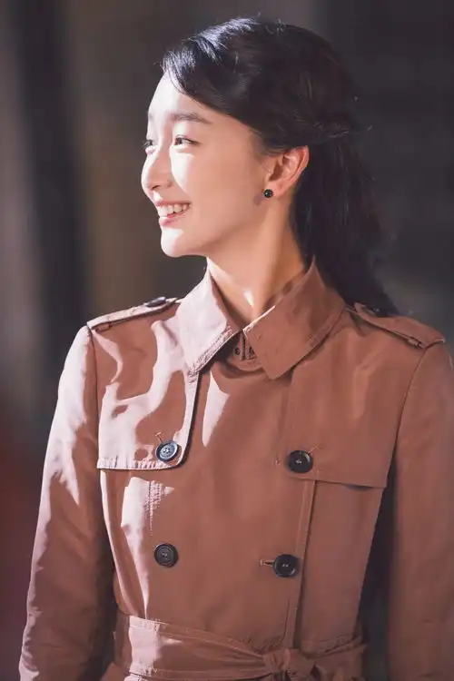 周冬雨麻雀制服造型曝光帅气柔美并存
