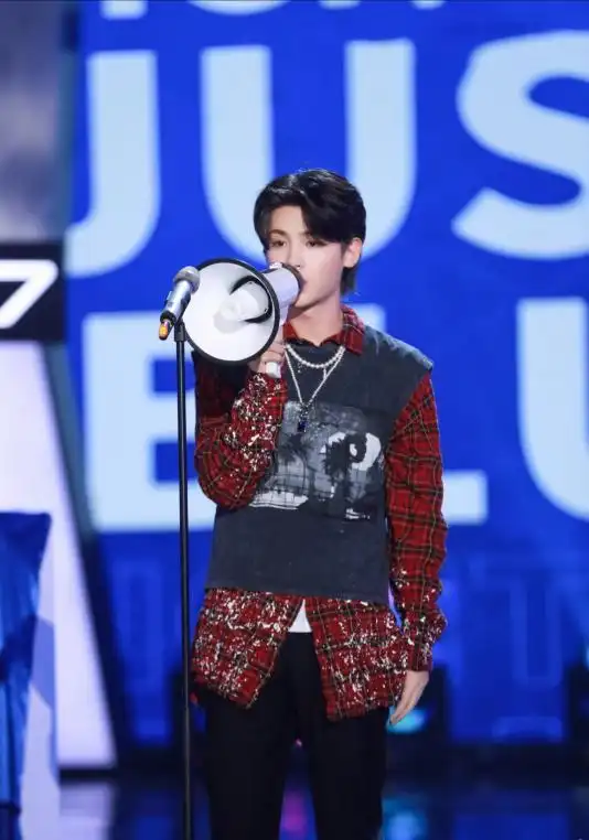 18岁男星为给观众送零食,不慎踩空摔下舞台母亲前不久被曝是老赖
