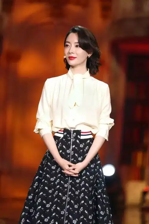 董卿陈数同框知性优雅是岁月带不走的光芒
