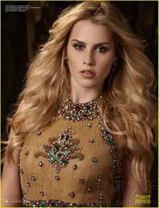 克莱尔霍尔特登杂志封面奢华长裙贵气足
