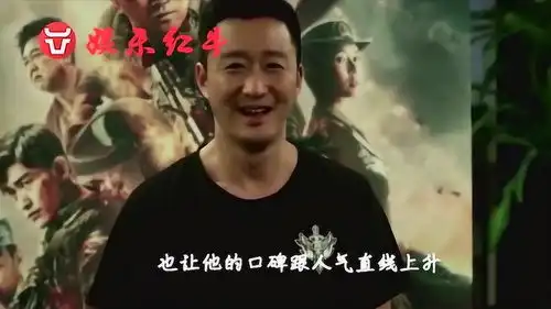 吴京拍电影剧照太霸气,光膀子抽小烟,大哥范十足
