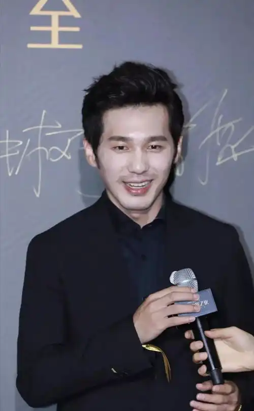 明星红毯至暗时刻,不好意思,我笑得好大声
