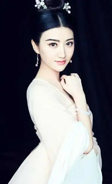 当资源咖却被嘲讽,如今降级口碑翻盘,景甜与她的传奇15年