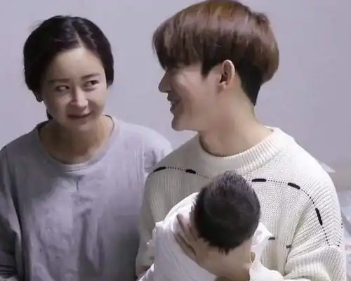 44岁女星和60岁公公一起逛街,26岁老公靠边站,画面很和谐