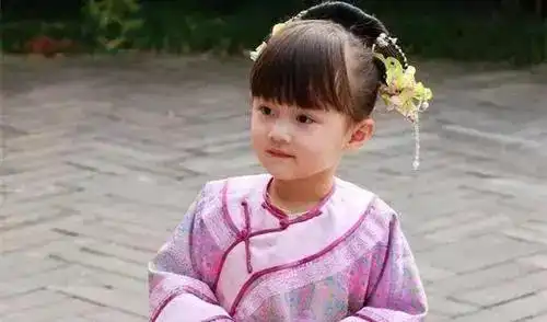 演过赵薇佟大为女儿的她,演甄嬛传出名,12岁长得美演技好
