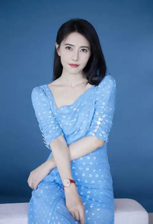 高圆圆最新剧照曝光,穿旗袍清瘦端庄,网友直呼少了宋美龄的精明