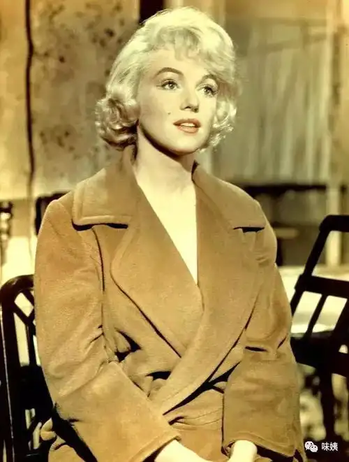 穿这个颜色的你,美的真高级
