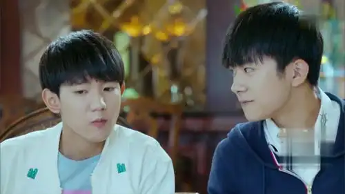 我们的少年时代王源和千玺说悄悄话,对方可能真的是来挖墙脚的
