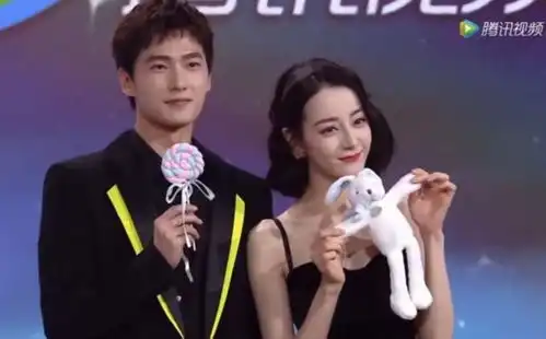 线下撒糖杨洋跟热巴说悄悄话,口型被解读出来,网友表示磕到了