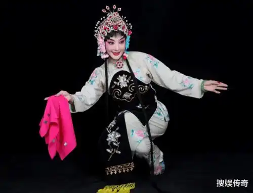 古装美人李依晓,曾经被叶璇的狗咬毁容,凭借司藤再次复活
