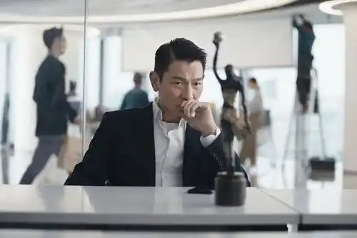 是刘伟驰,不是刘德华梁朝伟周星弛,宁浩新作红毯先生平遥首映,称是送给刘德华的礼物