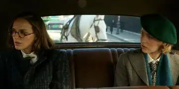 强尼戴普女儿与大18岁女星演姊妹靠按摩培养戏外感情
