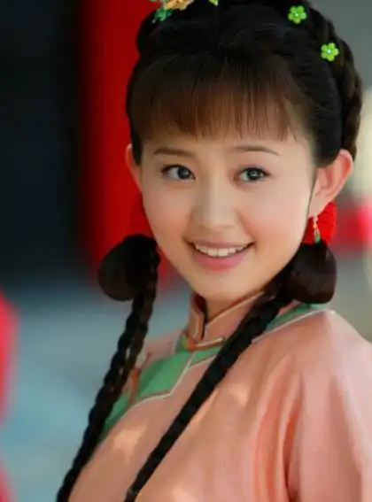 她凭还珠格格一夜走红,却因口无遮拦而封杀,如今成为过路人
