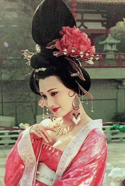 一代影后林芳兵近照,曾是80年代第一美人,现年过五旬依旧惊艳