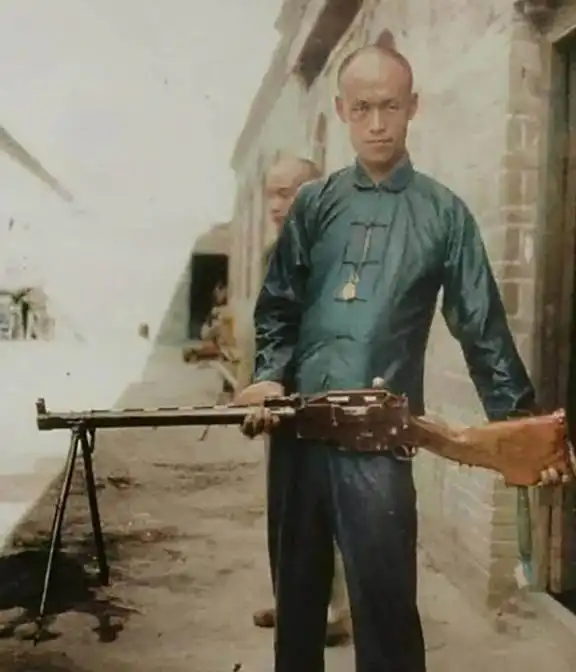 一组活久未见的历史照片,古代的兵刃有多大这东西能拿起来吗
