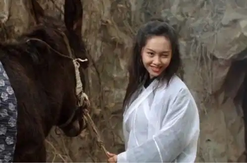 民间传说举子带着众书生戏弄女子,想不到是自己老婆