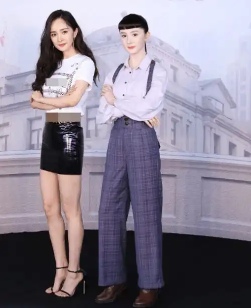 杨幂新剧蜡像造型揭幕,傅函君锅盖头撞脸大头儿子