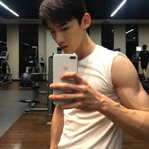 白敬亭自觉不帅,3亿网友在线反驳脸不要给我