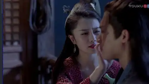 烈火如歌凤凰贴心举动让雷惊鸿不好意思,连说太不习惯,可爱
