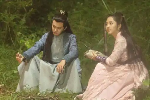 原来任嘉伦的老婆出演的锦衣之下,看到剧照后,藏的太严实了
