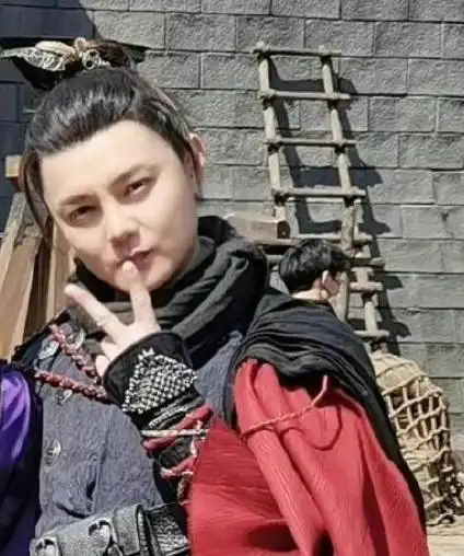 尹正路透剧照引争议,发文回应求放过
