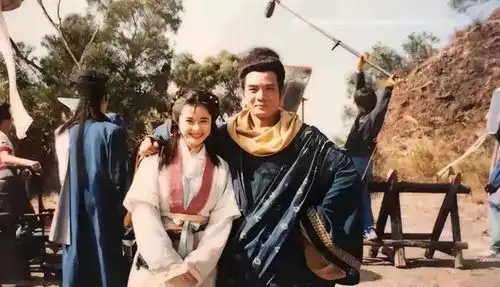 97版天龙八部罕见幕后剧照黄日华露胸,何美钿真甜
